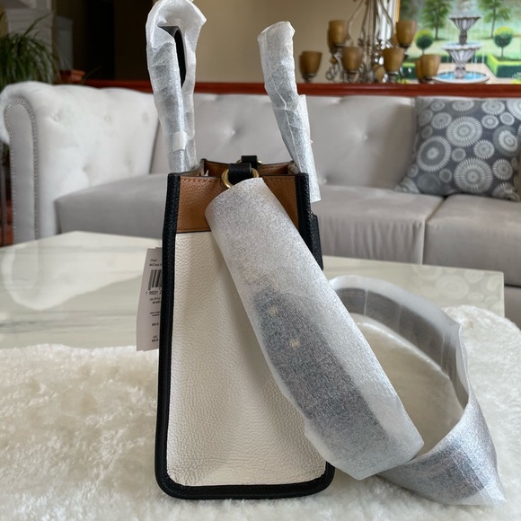 ‼️SOLD‼️ Coach Field Tote 22 in Colour Block - Picture 5 of 13